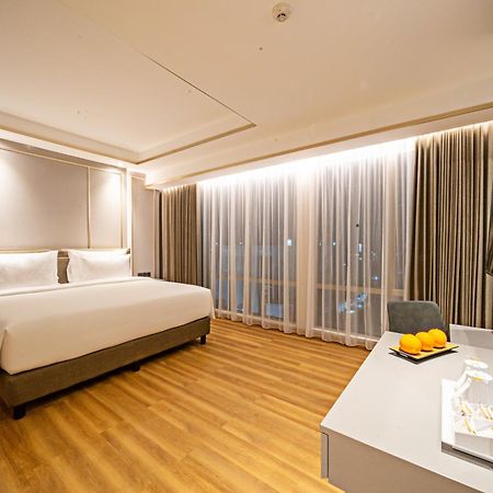 Platinum Hotel Tunjungan Surabaya Exterior photo