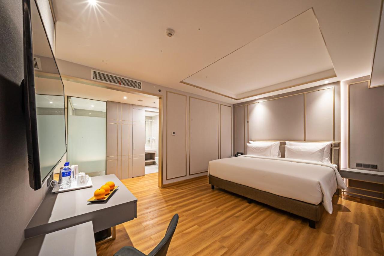 Platinum Hotel Tunjungan Surabaya Exterior photo