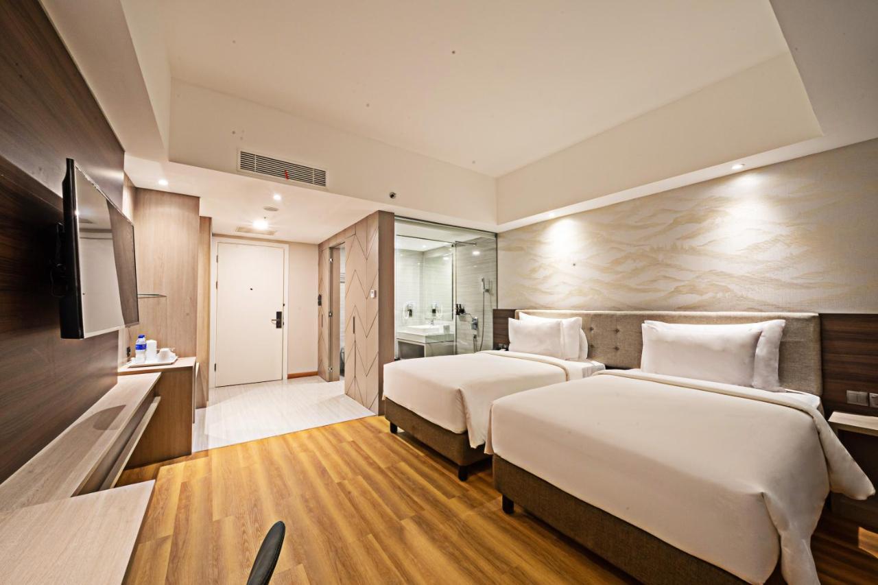 Platinum Hotel Tunjungan Surabaya Exterior photo