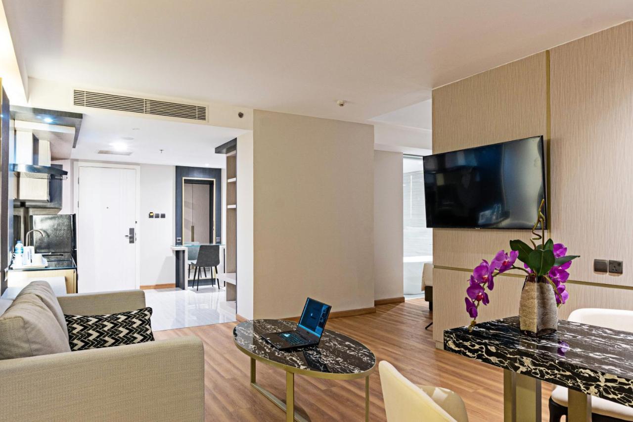 Platinum Hotel Tunjungan Surabaya Exterior photo