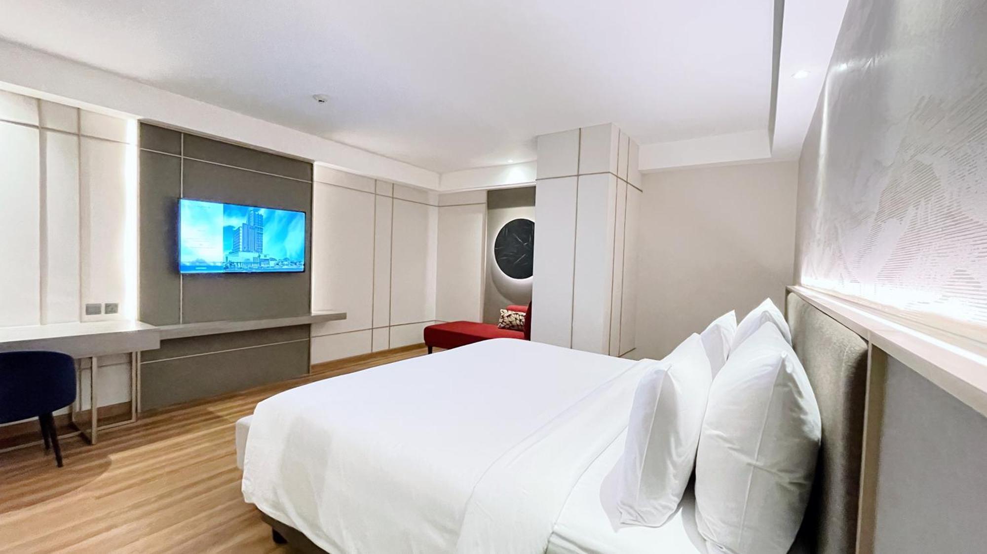 Platinum Hotel Tunjungan Surabaya Exterior photo