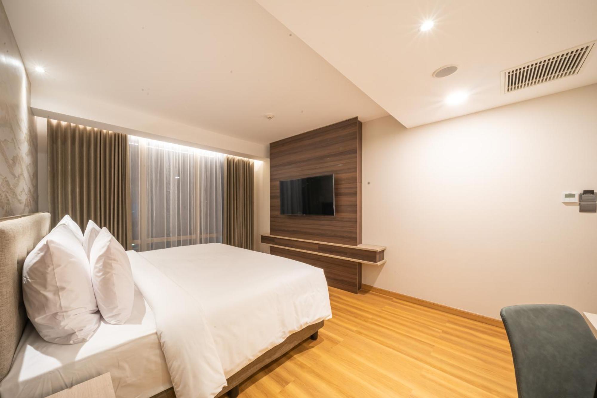 Platinum Hotel Tunjungan Surabaya Exterior photo
