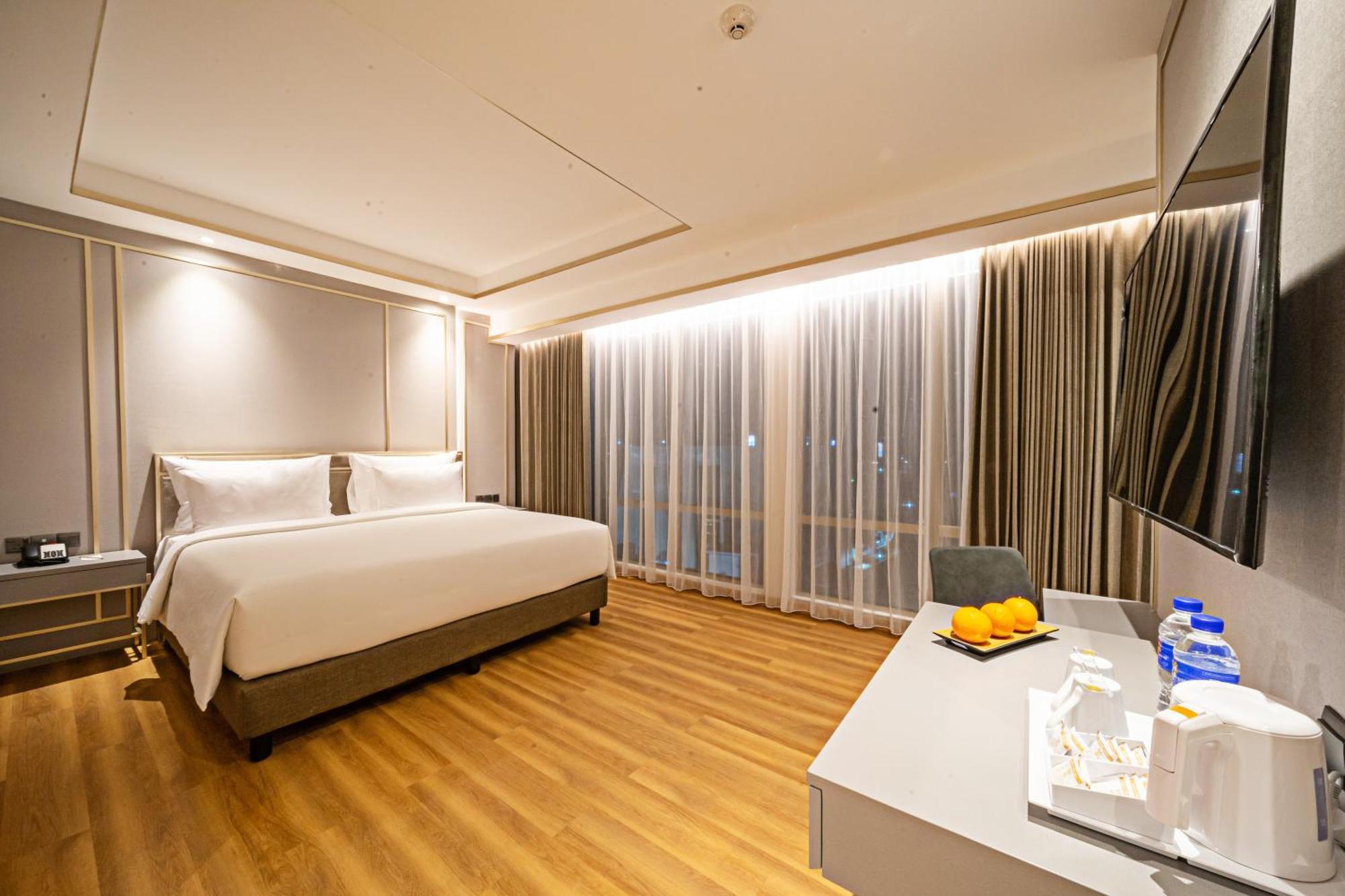 Platinum Hotel Tunjungan Surabaya Exterior photo