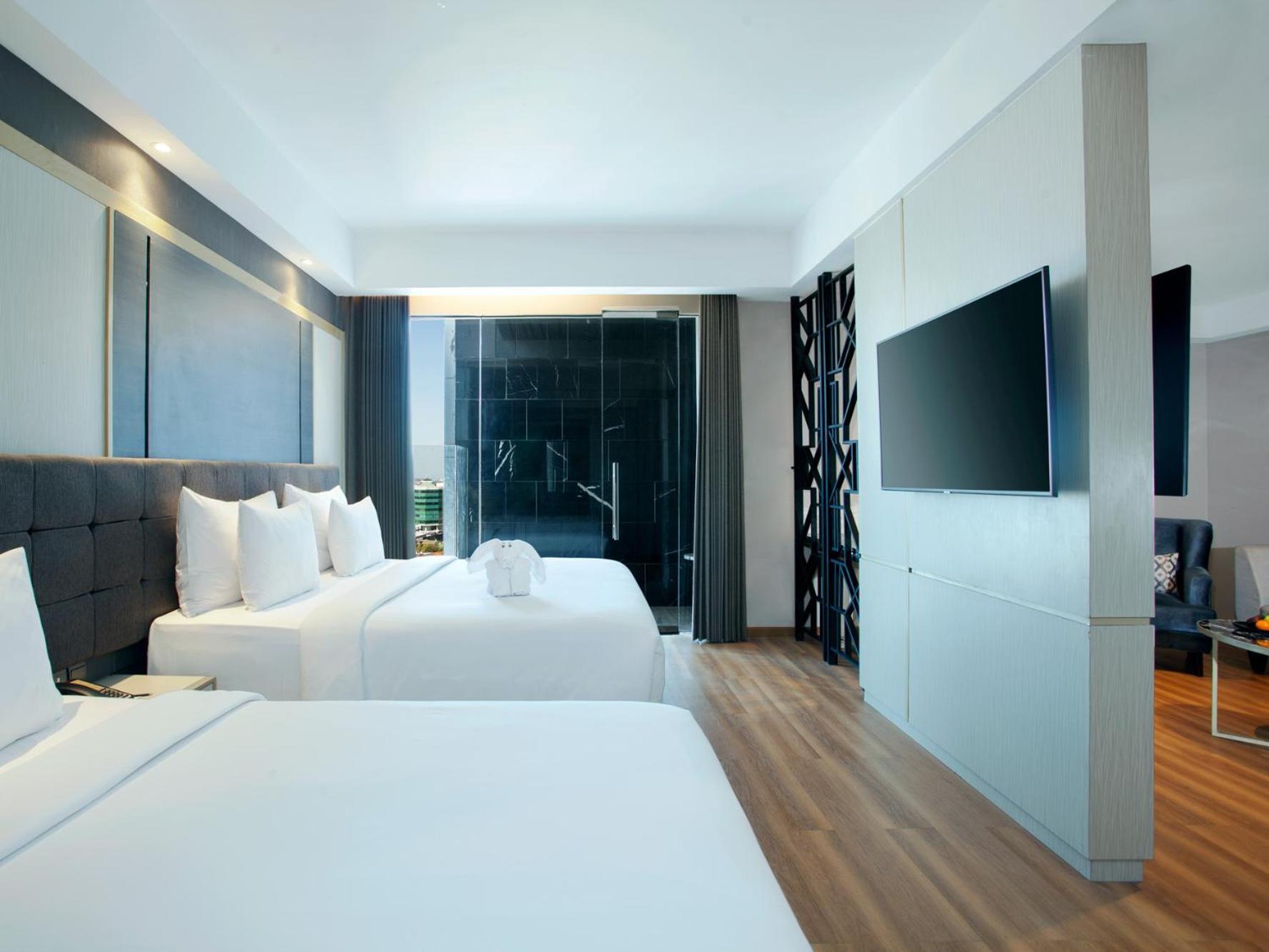 Platinum Hotel Tunjungan Surabaya Exterior photo