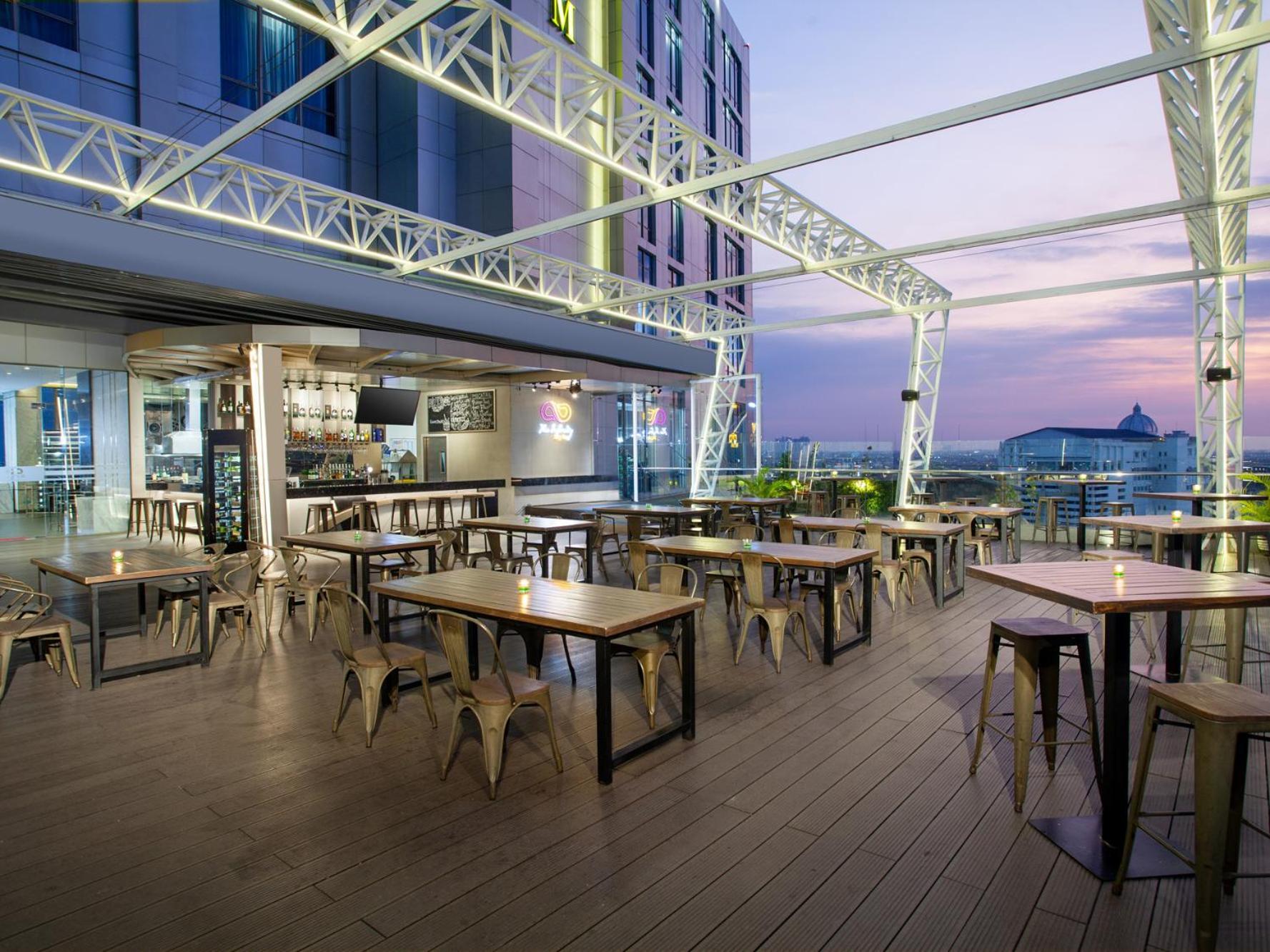 Platinum Hotel Tunjungan Surabaya Exterior photo