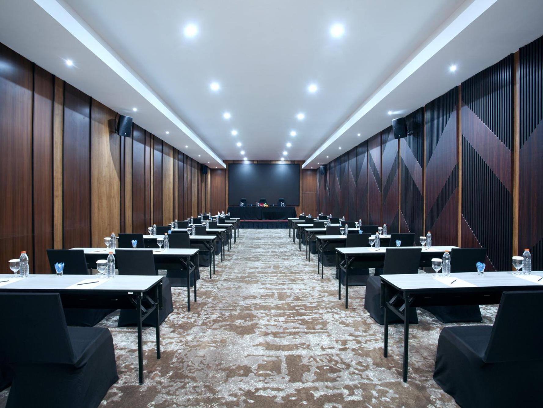 Platinum Hotel Tunjungan Surabaya Exterior photo