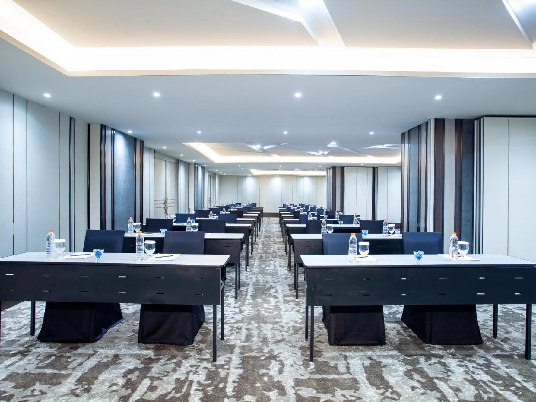 Platinum Hotel Tunjungan Surabaya Exterior photo